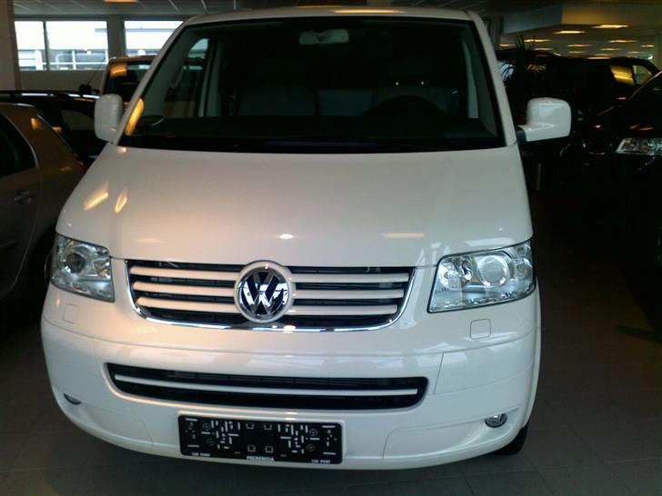 VW Transporter - Klar hos forhandleren :-) Yes, så venter vi bare på ham der er ude og hente plader... billede 5