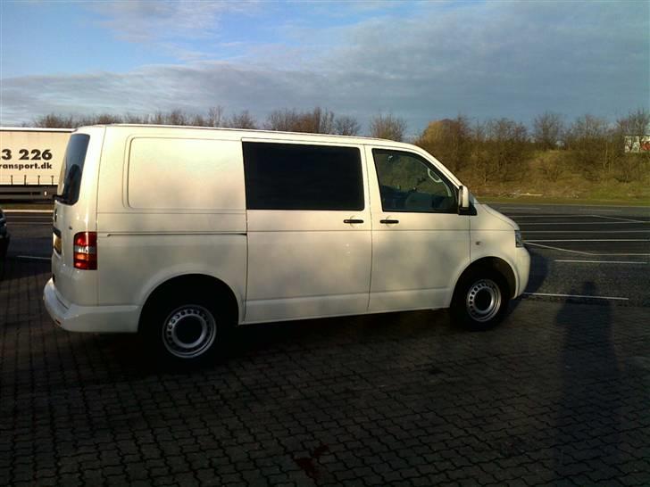 VW Transporter - Rygepause på en rasteplads på vej hjem efter afhentning af KØRETØJ billede 6