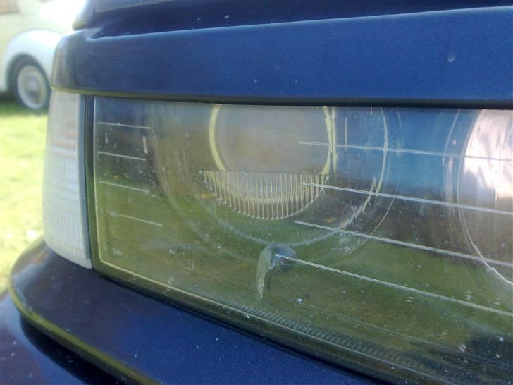 BMW E36 325i Solgt - Her er så det fine stenslag i lygten som beskrevet i teksten... billede 12