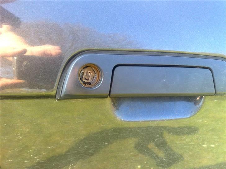 BMW E36 325i Solgt - Som man kan se så mangler der jo lidt af låsen... billede 13