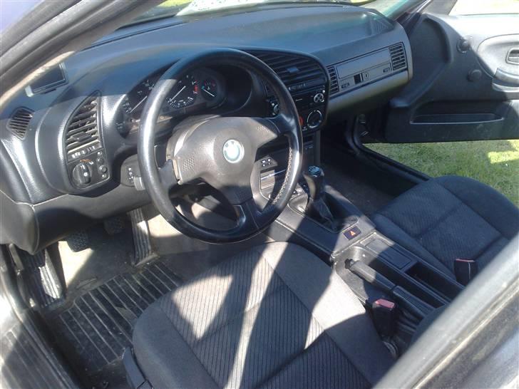BMW E36 325i Solgt - Orginalt sports læder rat.... rigtig nice at holde på... og så er det jo heller ikke et T.Hansen rat til 299,- nej det koster pt. 1748.75,- ved Schmiedmann i Odense... billede 15