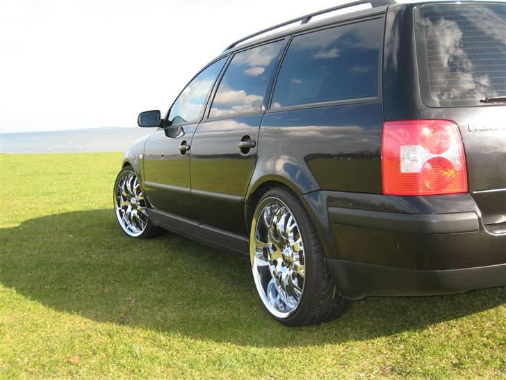 VW passat 3B5 - Det pynter nu med 10x20" bag på sådan en famileracer billede 3