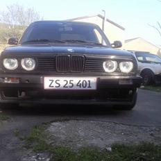 BMW e30 323i