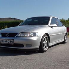 Opel Vectra (totalskadet)