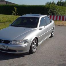 Opel Vectra (totalskadet)