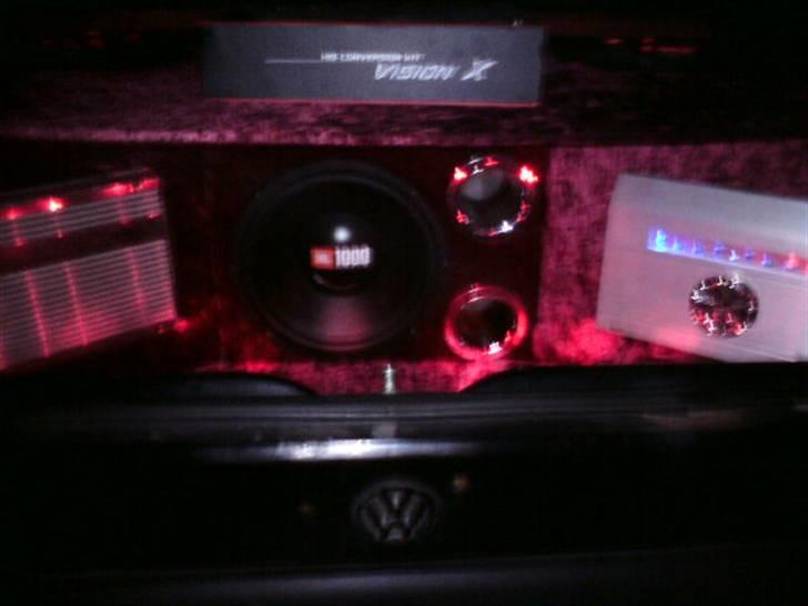 VW Golf 2 1.8  - Det nye bygget bagagerum om natten med 10 røde dioder billede 11