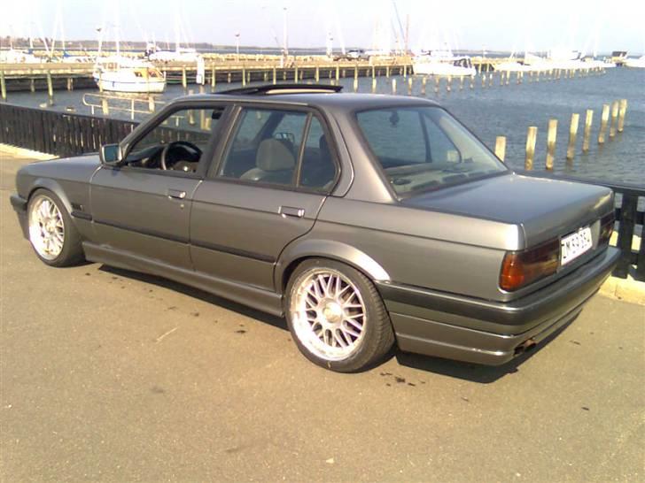 BMW E30 320i/323i wrapping - Så er skærmen pakket om:-) billederne taget D12/4-09 billede 11