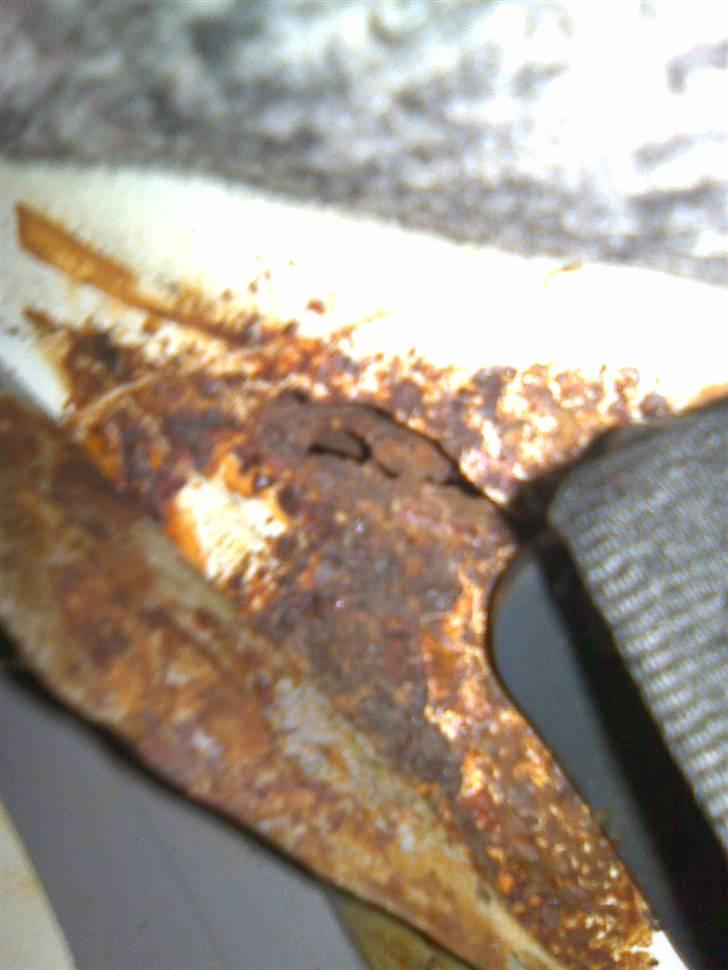 Peugeot 205 1.4 (Begravet) - fandt lige noget rust under bagsædet som bare var dækket med tape [FLOT!] billede 7