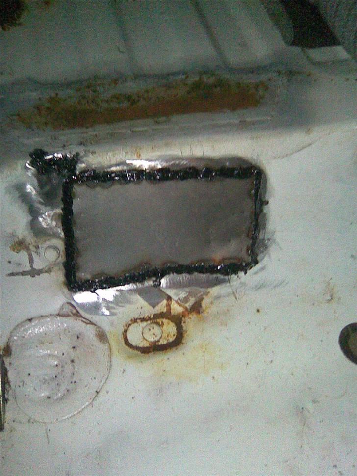 Peugeot 205 1.4 (Begravet) - så svejsede jeg en plade og gav det en tætner ved kanterne og borede et hul til et nyt bolt til sele billede 9