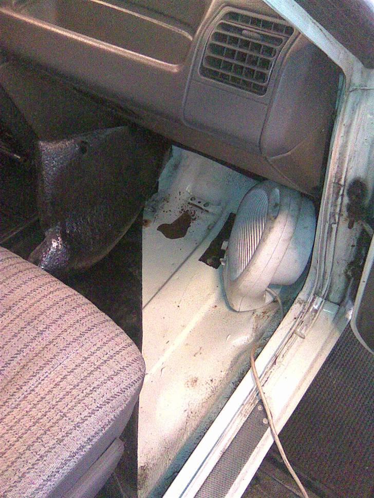 Peugeot 205 1.4 (Begravet) - fandt også ud af at der kom vand ind ved gulvet ved passager siden og nu dækket godt så vandet ikke trænger ind billede 10