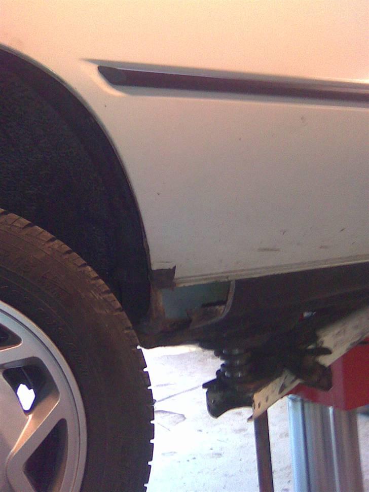 Peugeot 205 1.4 (Begravet) - fandt lige ud af da jeg satte sommerhjul på at så lidt tyndt ud ved panelet skulle jeg så aldrig ha gjordt billede 11