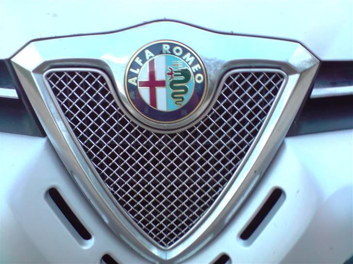 Alfa Romeo 156 2,0 T.Spark **solgt** - bliver et emblem smukkere end dette ? billede 15