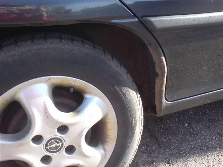 Opel Astra 1,7 DTL Stc - Det eneste rust den har. Er rigtig fin velholdt. billede 14