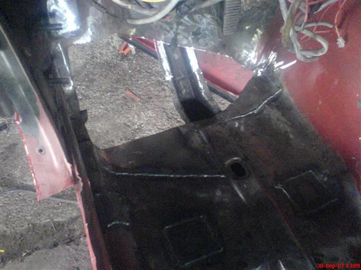 Ford Cortina GT Mk3 - Ja det var det eneste der var i hele bunden !! De andre 4-kanter som er svejst til, er de gamle bundpropper :) billede 14