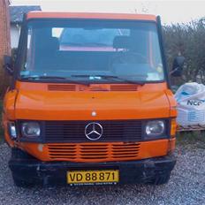 Mercedes Benz 310D Fejeblad *R.I.P.*