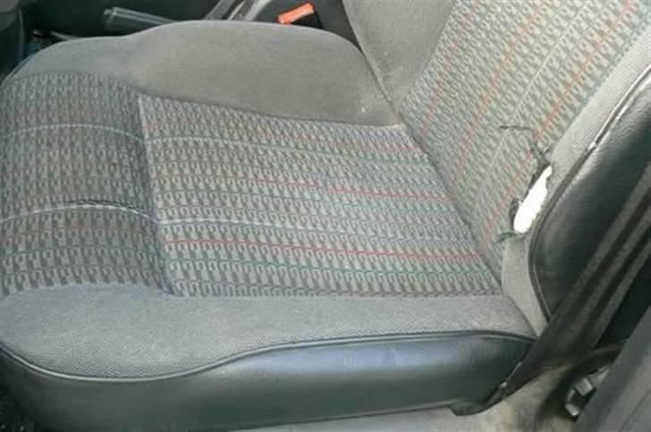 Peugeot 405 GRX 1.6 (SOLGT) - dette var en af fejlene, da jeg købte bilen ... hul i sædet .. men ikke noget som generer billede 6