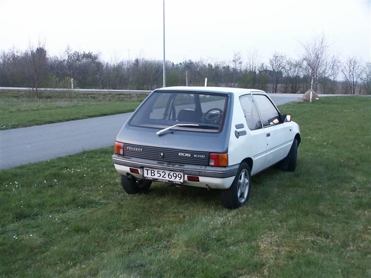 Peugeot 205 1,8D konensbil billede 3