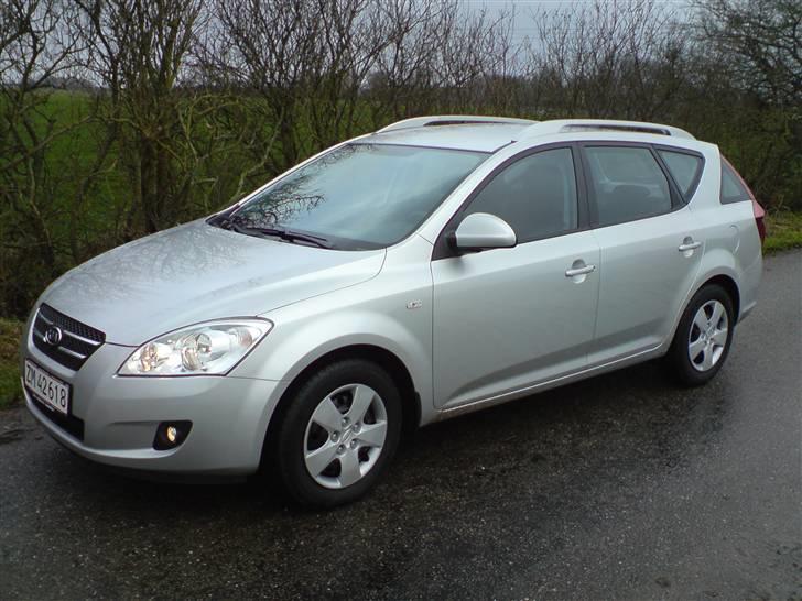 Kia Ceed SW Exclusive SOLGT - Her er et billede med vinterdæk, fra den var helt ny. billede 6