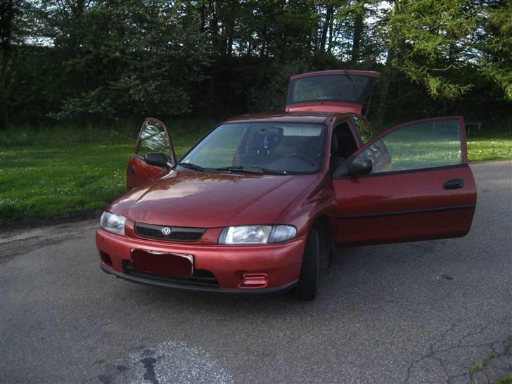 Mazda 323 HB billede 1