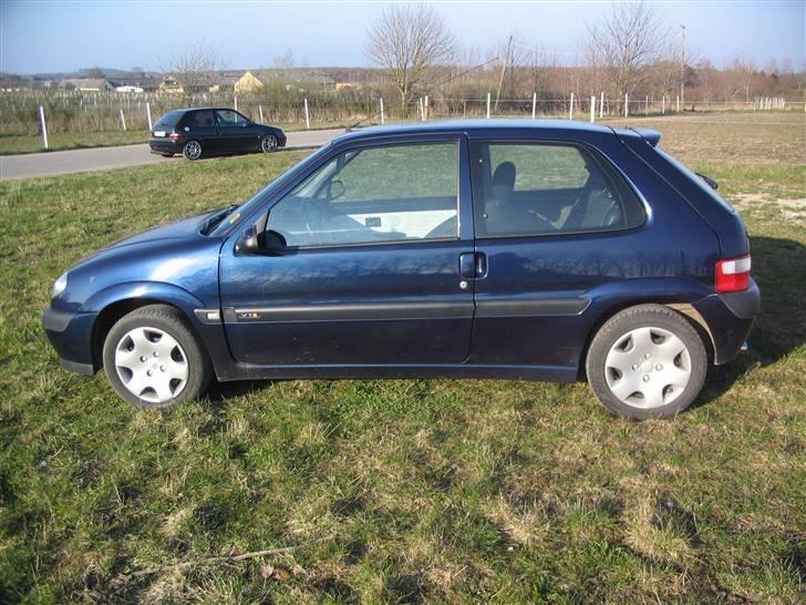 Citroën Saxo VTS *Totalskadet* - Så kan man lige se Jensen´s Saxo i baggrunden, og skimte min kabine der ikke helt er samlet.. :P billede 3