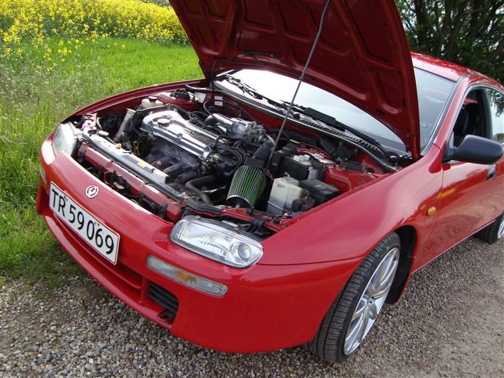 Mazda 323F BA GLX - højglanspoleret ventildæksel samt indsugninsmanifold. Ser ganske fint ud.  billede 9