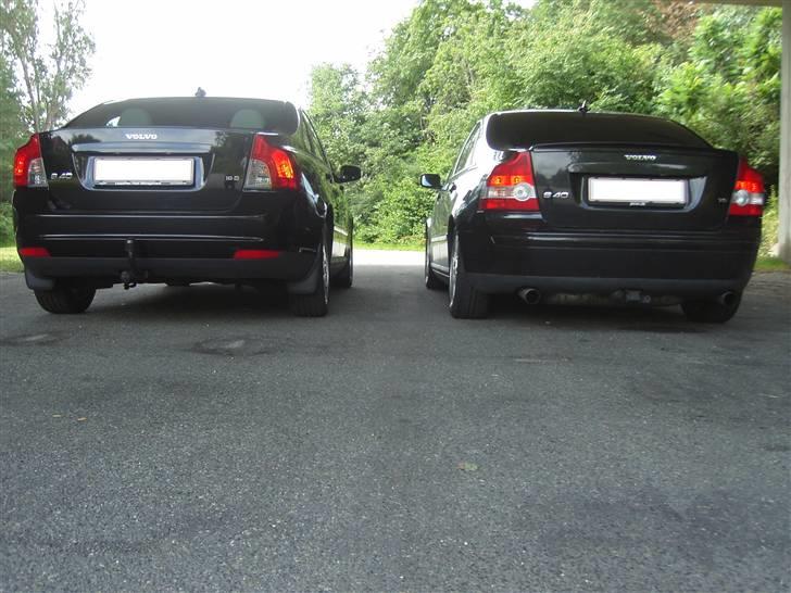 Volvo S40 T5 -SOLGT- - Min far´s volvo s40 1,6D og min volvo s40 2,5T bagfra.  billede 11