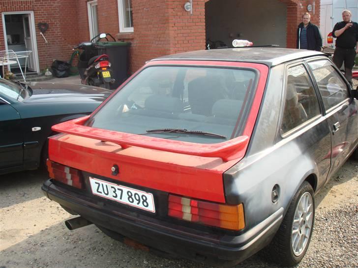 Ford Escort XR3i    (skrottet) - Med den nye bagklap. der er så ikke nogen lås i længer og vindusviskereen er også pillet ud billede 11