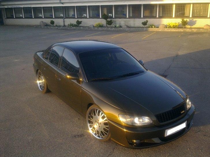 Opel Omega B 2.5 V6 - 20" krom fingeren op i vejret billede 1