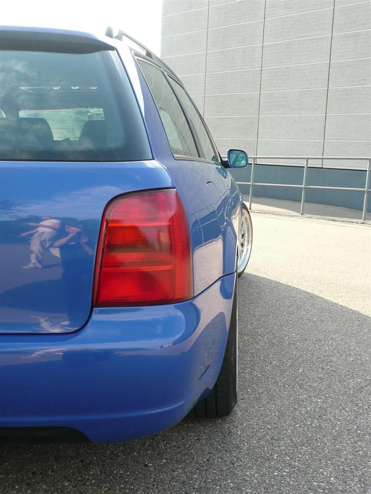 Audi S4 - Baglygter malet med rød lygtemaling. billede 4