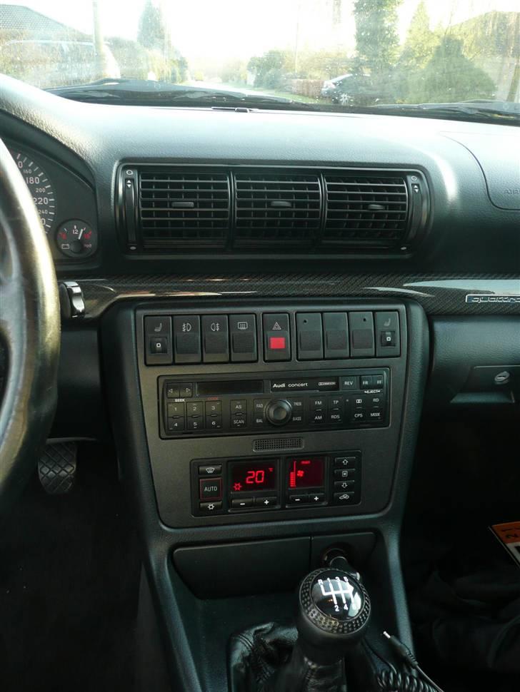 Audi S4 - Carbonindlæg i hele bilen, med blå tråde i... billede 10