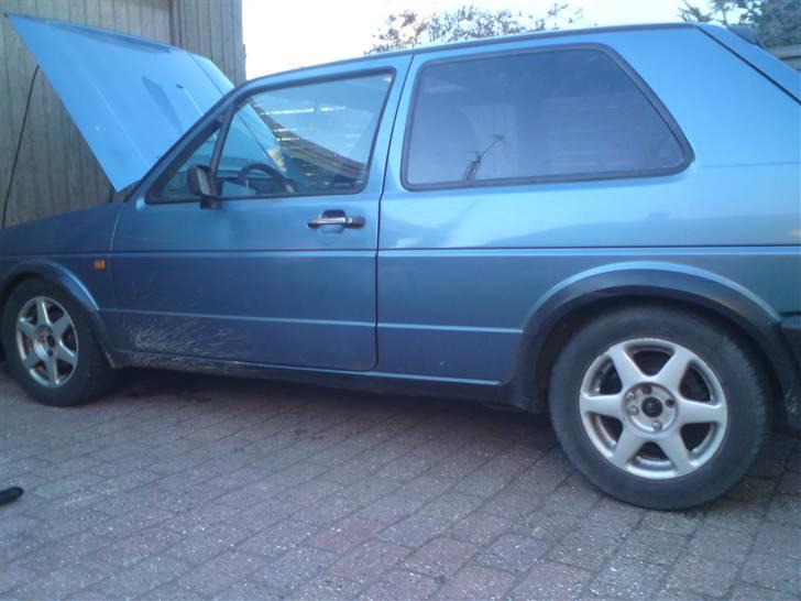 VW golf II GTI 16v solgt - lidt kedelig med vinter hjul.... så meget bedere ud med de 17" jeg hade på.. billede 4