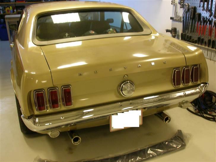 Ford Mustang  (Solgt) - Nye rørhaler monteret og Gt spoiler på gulvet klar til montage. billede 14