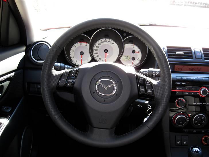 Mazda 3 DE Inclusive (Solgt) - Pilotens udsyn, hvid baggrund dag, rød/blå nat - så dykker vi - og holder kursen med læderrattet sat på cruisecontrol billede 5