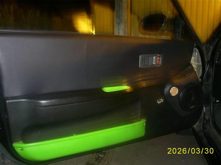 Honda Civic #Skralderkassen# - næsten færdig dørside med indfarvede dele, kunslæder stof, og hjemmebyggede højtalerholdere (design by Kim N) billede 11