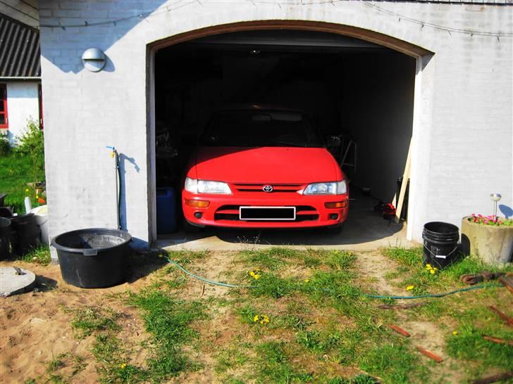 Toyota Corolla  - Så blev der ryddet lidt op så den kunne komme i garagen/værkstedet...... billede 17