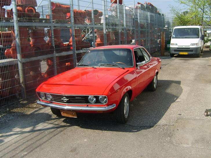 Opel Manta A - Så er motoren stillet og bilen er klar til at komme hjem på værkstedet for at blive samlet og få ordnet de sidste små ting.. billede 13
