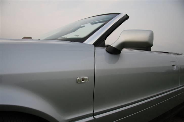 Audi 80 Cabriolet *solgt* - Her sad en KÆMPE firkantet orange klat. Den har samme blinkere som Golf 2 originalt. Jeg fik tilpasset et sæt blinkere fra en A6/S6. billede 6