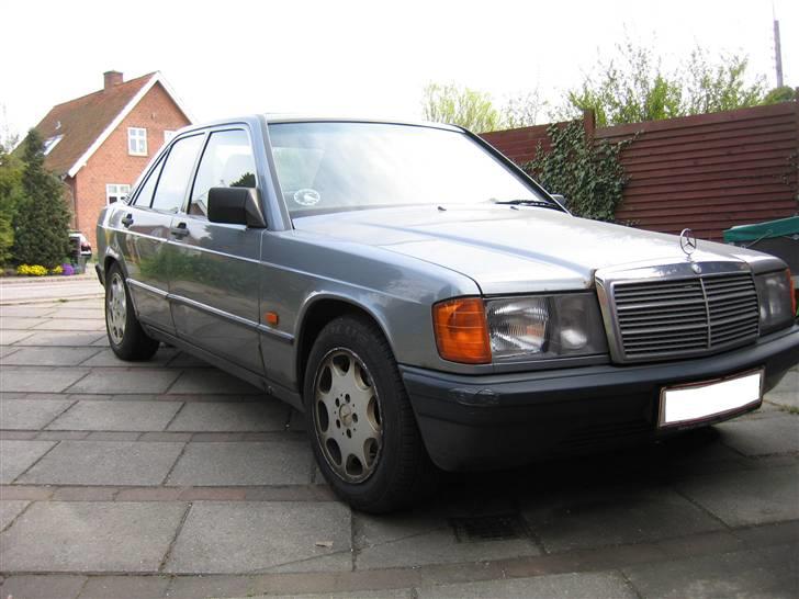 Mercedes Benz 190D (Solgt + Totalskadet af ny ejer :/) - Sådan ser den nu engang ud. Der er desværre nogle skrammer hist og her og det er både min og de gamle ejeres skyld billede 1