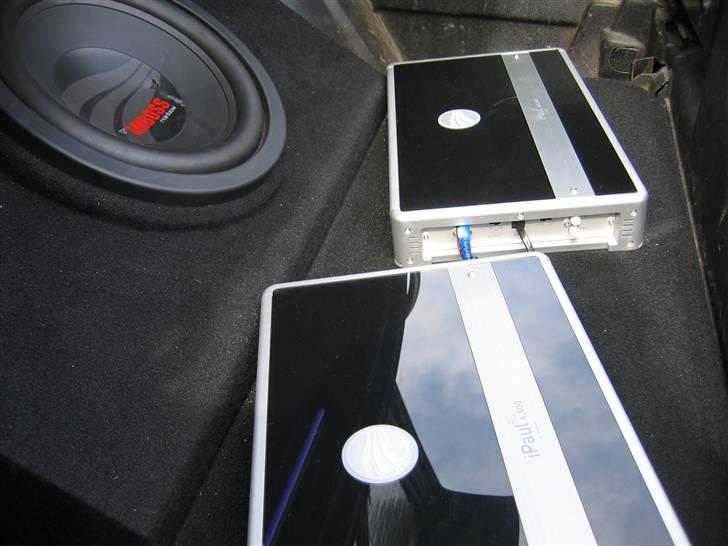 Mercedes Benz 190D (Solgt + Totalskadet af ny ejer :/) - Mit bagagerum: To forstærkere og 12" sub billede 3