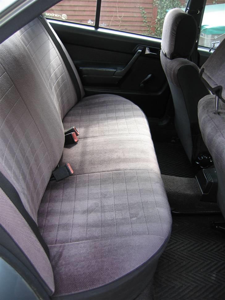 Mercedes Benz 190D (Solgt + Totalskadet af ny ejer :/) - Bagsæderne - de bliver ikke brugt vildt ofte, så de holder sig pæne billede 4