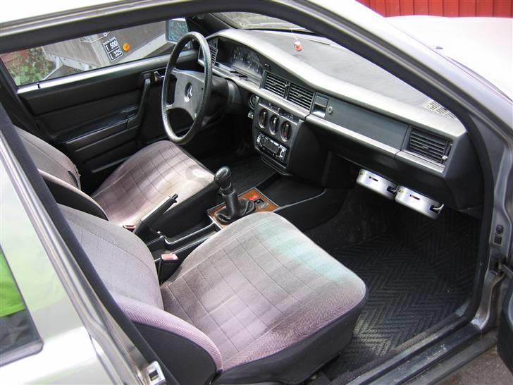 Mercedes Benz 190D (Solgt + Totalskadet af ny ejer :/) - Føresæderne. Det man ser under handskerummet er delefiltrerne til mine fronthøjtalere billede 5