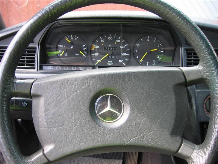 Mercedes Benz 190D (Solgt + Totalskadet af ny ejer :/) - Ja her er skam ingen RPM-tæller - der er ur!  billede 7