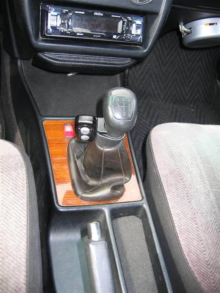 Mercedes Benz 190D (Solgt + Totalskadet af ny ejer :/) - Min headunit og ratfjernbetjeningen som er kommet ned på gearet fordi den lige nøjagtig er uden for rækkevidte oppe på rattet billede 8