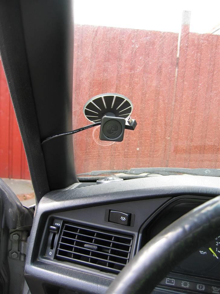 Mercedes Benz 190D (Solgt + Totalskadet af ny ejer :/) - Næsten skjult ledningsføring til min GPS-oplader billede 9