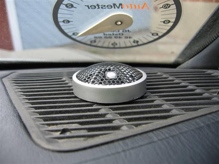 Mercedes Benz 190D (Solgt + Totalskadet af ny ejer :/) - Close-up af min diskant i højre side billede 10