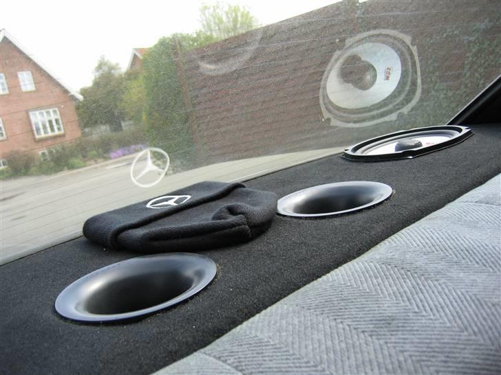 Mercedes Benz 190D (Solgt + Totalskadet af ny ejer :/) - Hjemmelavede hattehylde med baghøjtalere og flow ports ned til subben. Så kommer der mere bas i kabinen i stedet for rent tryk omme bagfra. Det passer bedre til min smag. billede 11