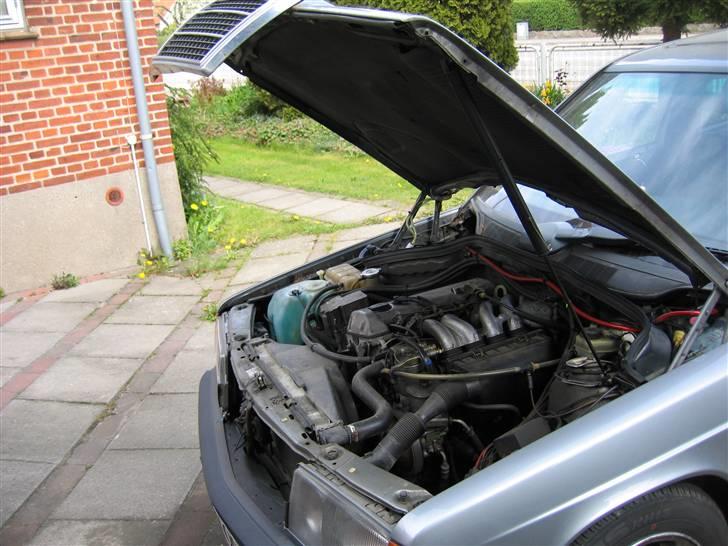 Mercedes Benz 190D (Solgt + Totalskadet af ny ejer :/) - Motorrummet billede 12