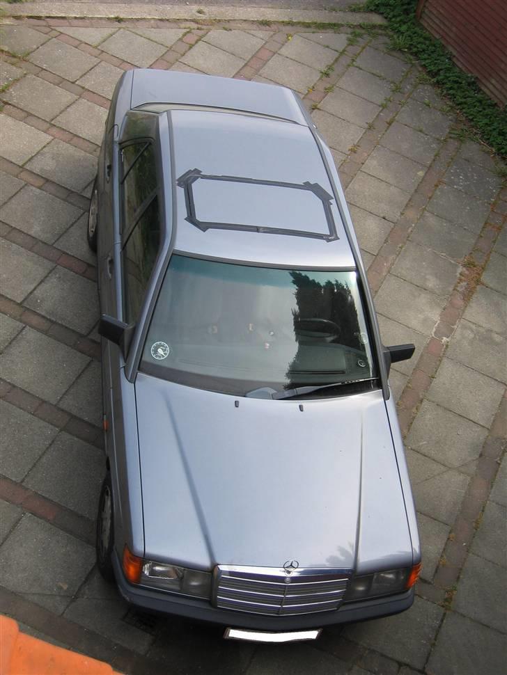 Mercedes Benz 190D (Solgt + Totalskadet af ny ejer :/) - Der er tape om soltaget fordi den ene styreskinne (selvfølgelig lige) er gået i stykker, og derfor skal det holdes på plads indtil jeg får det lavet billede 18