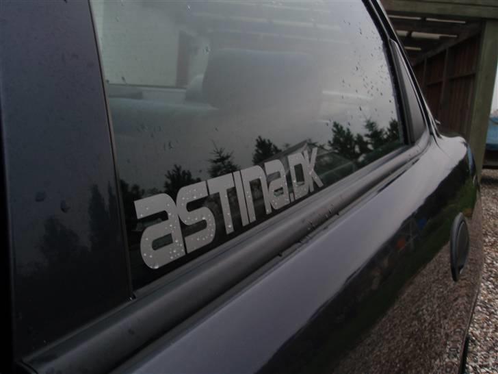 Mazda 323 BA Sedan 1,5 GLX - Bare vand dråber der får det til at se krøllet ud. :) billede 5