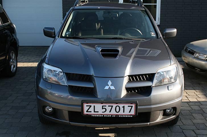 Mitsubishi Outlander 2.0 Turbo 4WD - Synes den har en ond front billede 1